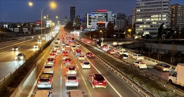 İstanbul’da trafik durma noktasına geldi! Yoğunluk yüzde 89’a ulaştı