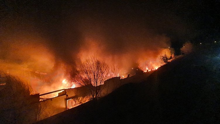 Manisa’da halı fabrikası alev alev yandı
