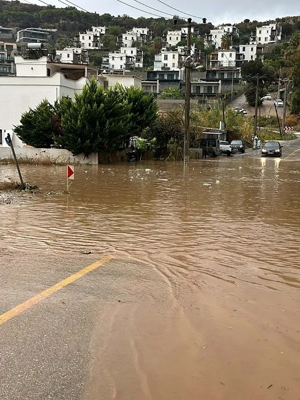 SON DAKİKA: Bodrum’da sağanak! Yollar göle döndü