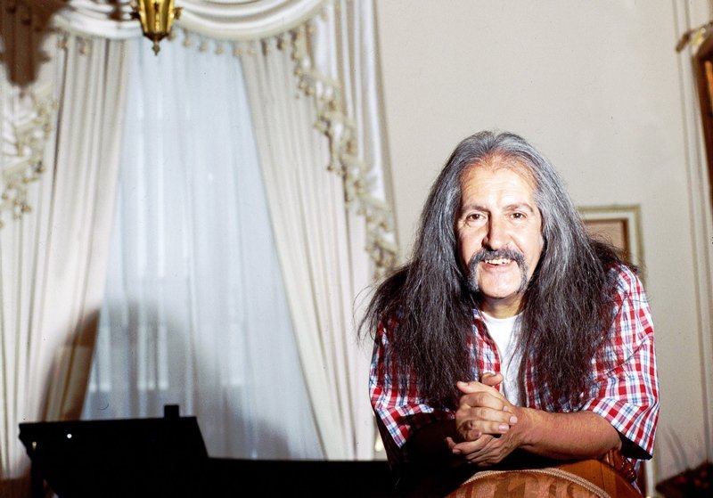 Anadolu rock müziğinin unutulmaz ismi Barış Manço, vefatının 21. yılında anılıyor