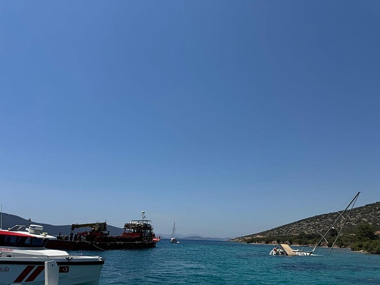 Bodrum’da karaya oturan yelkenli için kurtarma çalışması başlatıldı