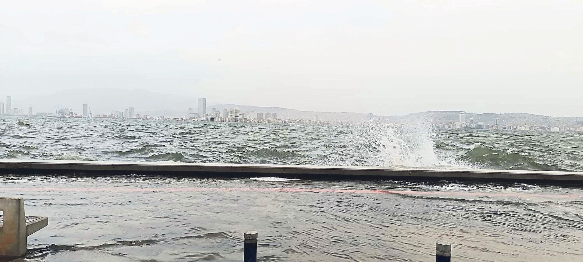 50 yılda bir görülen fırtına İzmir’i vurdu