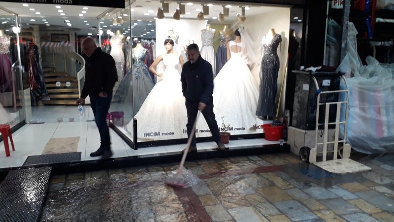 Izmir De Kemeralti Carsisi Ndaki Is Yerlerini Su Basti Izmir Haberleri