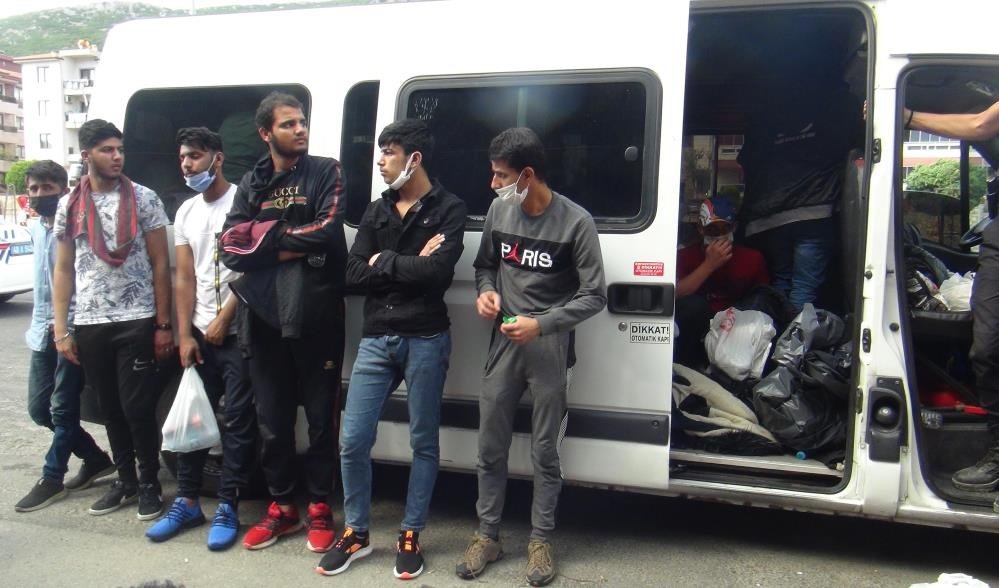 ’Dur’ ihtarına uymayan minibüsten 35 kaçak çıktı