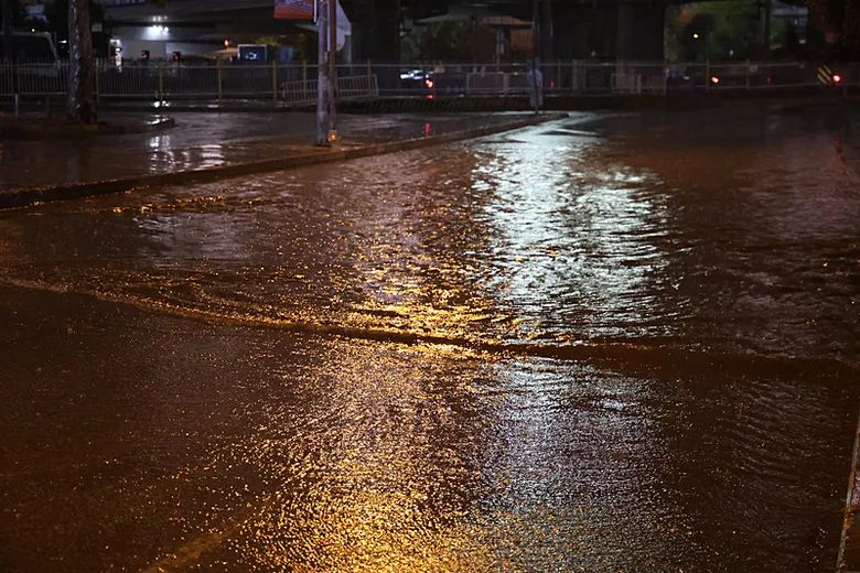 İzmir’de gece yarısı şiddetli sağanak etkili oldu!