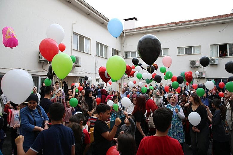 Raziye istedi, balonlar Gazzeli çocuklar için uçuruldu