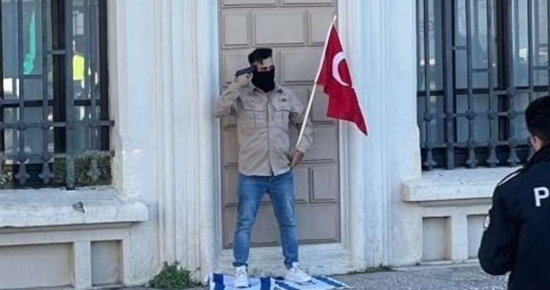 İzmir’de bir kişi İsrail bayrağını ayağının altına alıp, başına silah dayadı