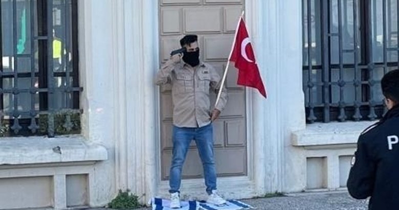 İzmir’de bir kişi İsrail bayrağını ayağının altına alıp, başına silah dayadı