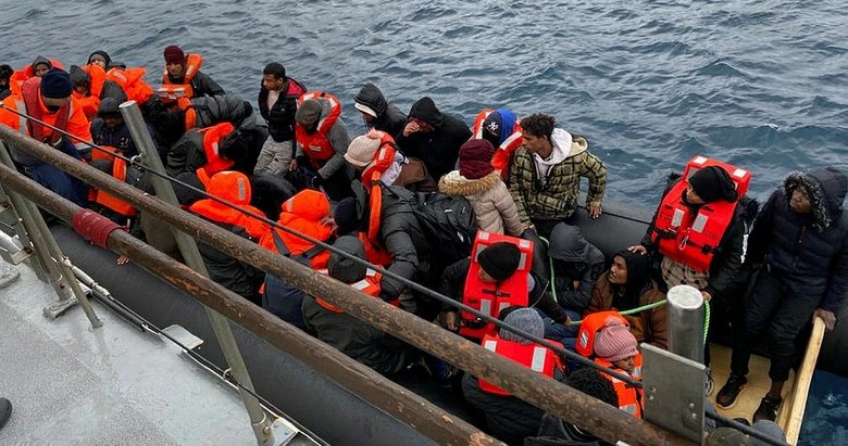 Yunan unsurlarınca ölüme terk edilen 40 göçmen kurtarıldı