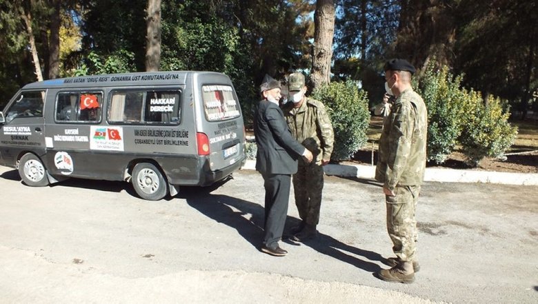 Elmacı Dede bahçesinde yetiştirdiği elmaları Mehmetçik’e götürdü