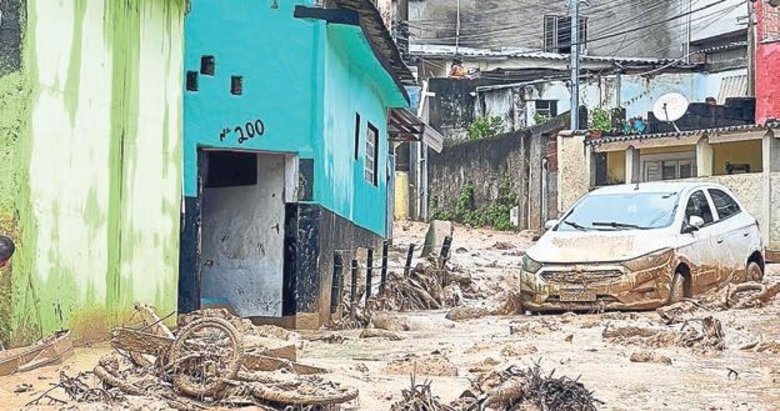 Sel ve toprak kayması sonucu en az 35 kişi öldü