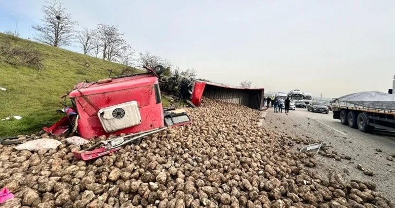 Bursa’da şeker pancarı yüklü TIR dehşet saçtı: 2 araca çarpıp devrildi: 5 yaralı