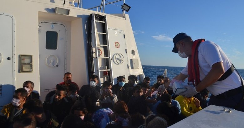 Ege’de göçmen operasyonu! İzmir ve Aydın’da Türk kara sularına itilen 306 düzensiz göçmen kurtarıldı