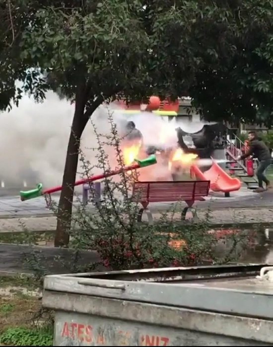 İzmir Karşıyaka’da çocuk parkı kül oldu! Soğuk hava faciayı önledi