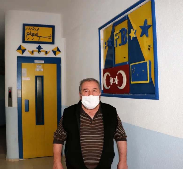 Fanatik aile apartmanı sarı lacivert yaptı!