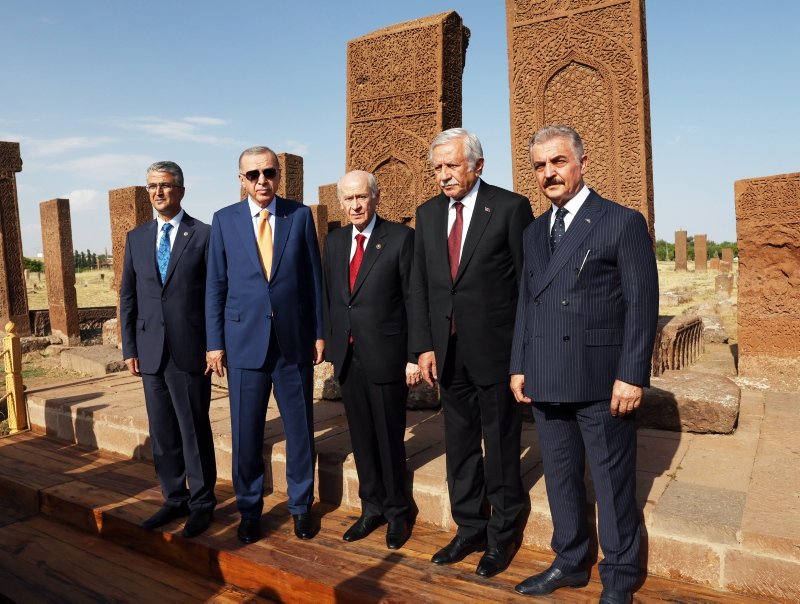 Başkan Erdoğan ve Bahçeli’den Ahlat’taki Selçuklu mezarlığına ziyaret