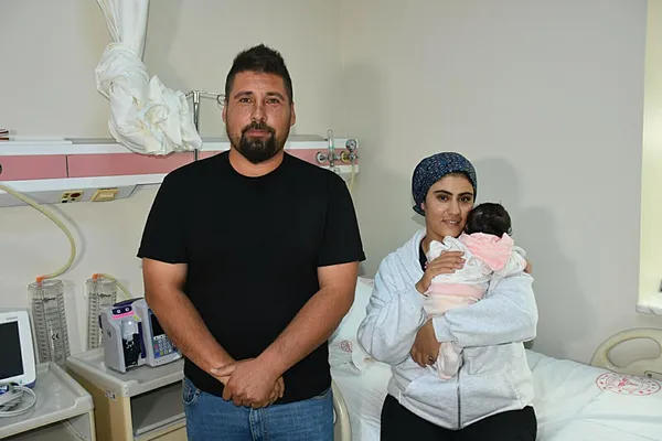 izmirde-duygusal-anlar-alya-bebek-41-gun-sonra-annesine-kavustu-1792049836285.png