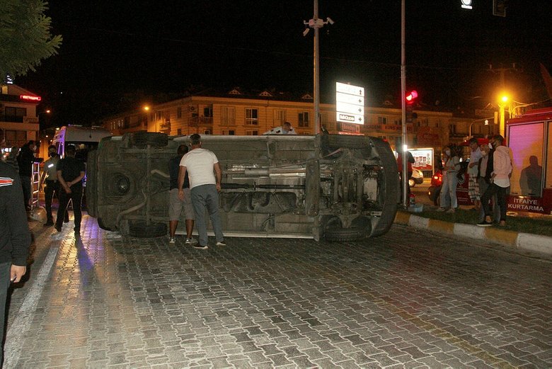 Yaralı taşıyan ambulans kamyonla çarpıştı!
