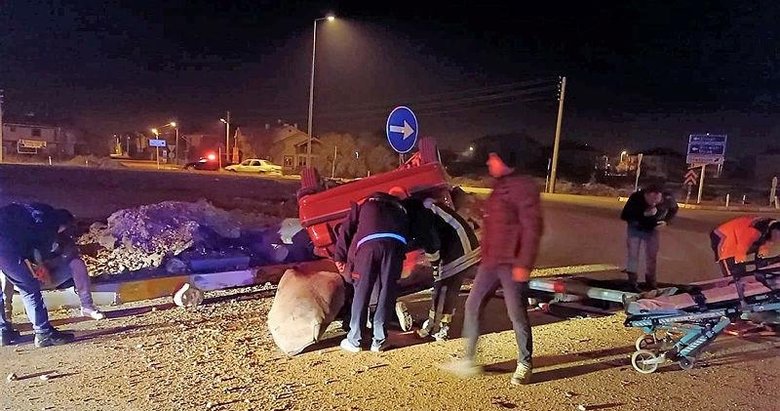 Denizli’de otomobil kavşakta takla attı: 3 yaralı