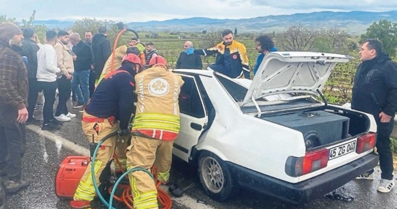 Manisa’da otomobil ile kamyon çarpıştı: 5 kişi yaralandı