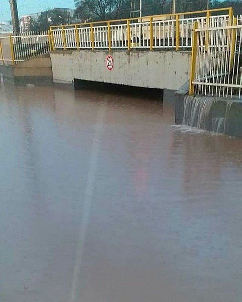 İzmir Torbalı’da yağmur nedeniyle taşan çay, köprüye zarar verdi