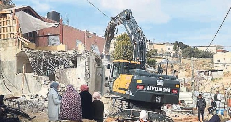 Katil İsrail Filistinlilerin evlerini yıkmaya başladı