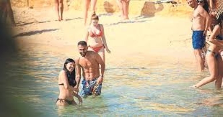 Oğlunu eşine devretti