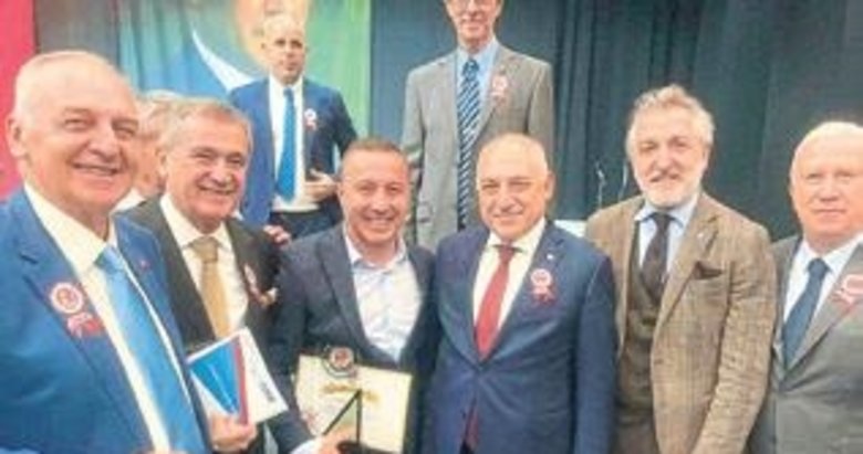 TFF Baskanı Büyükekşi’ye İzmir’de özel ödül