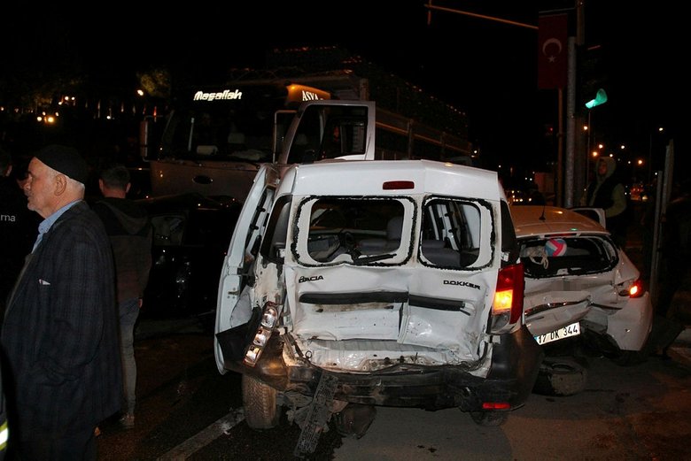 Kamyon kırmızı ışıkta duran araçlara çarptı: 9 yaralı