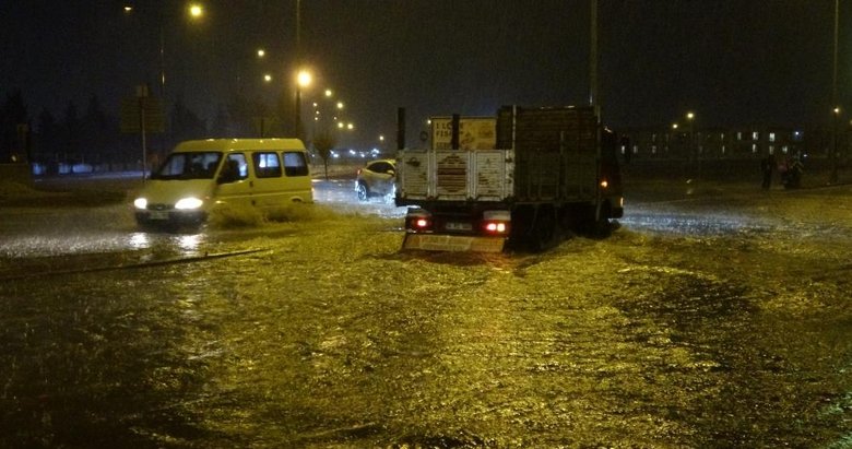 Çanakkale’de cadde ve sokaklar göle döndü