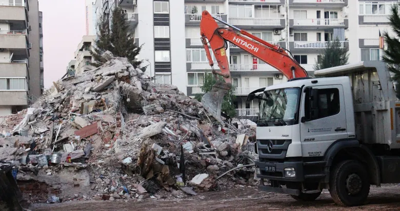 Anne ve babasını depremde kaybeden Arif Emre, deprem anını anlattı