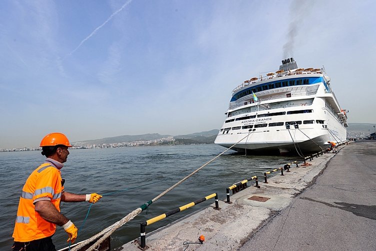 İzmir’e sezonun ilk kruvaziyeri geldi! 2 milyon yolcu hedefi