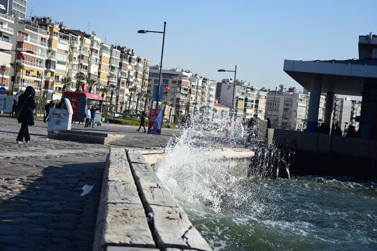 İzmir’de şiddetli rüzgar hayatı olumsuz etkiledi