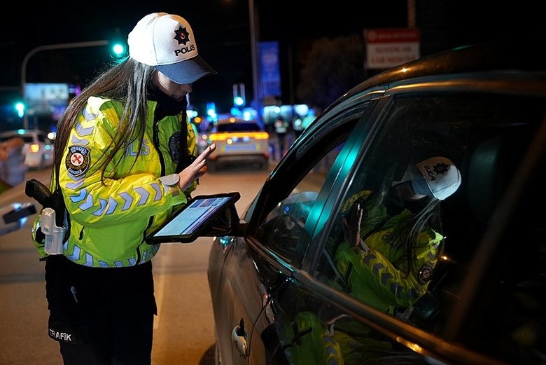 izmirde-yilbasinda-trafik-denetimi-kapsamli-sekilde-suruyor-1767214206406.jpeg
