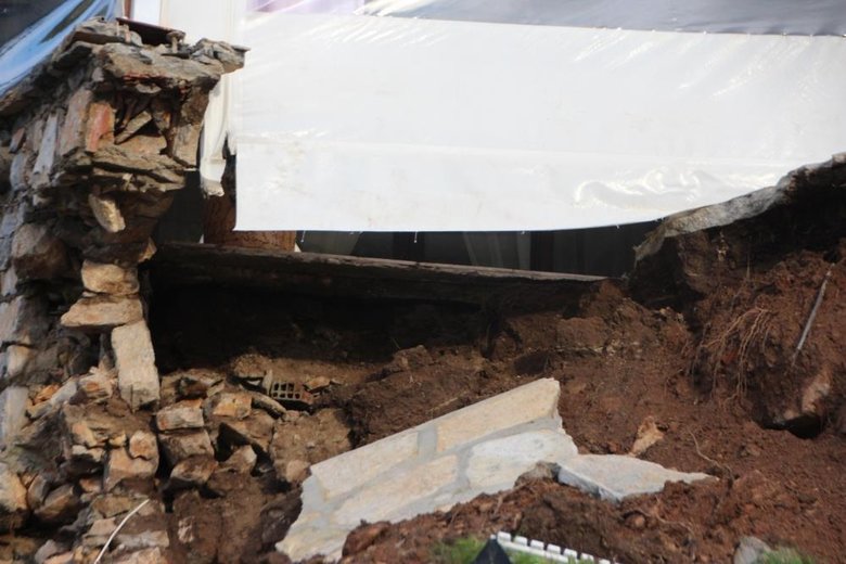 Büyük bir gürültüyle yıkıldı! Evdekiler hayatının şokunu yaşadı