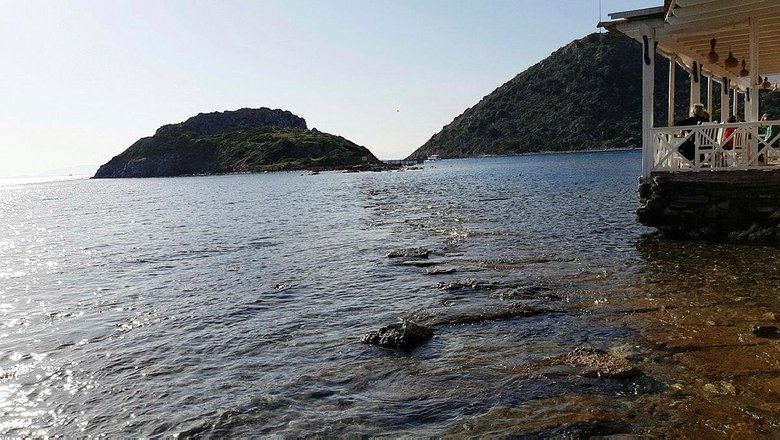 Bodrum’da sular çekildi, adaya yürüyerek geçtiler! Tedirgin eden görüntü