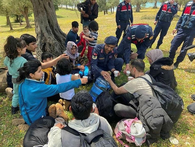 Urla’daki boş bir arazide yakaladılar! Tam 94 kişi...