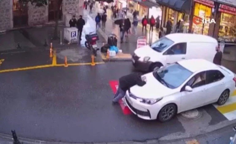 kendini-duran-aracin-onune-attigi-goruntuler-gundem-olmustu-milyonlar-onu-boyle-tanimisti-yasli-adam-feci-seki-1774431908427.jpeg