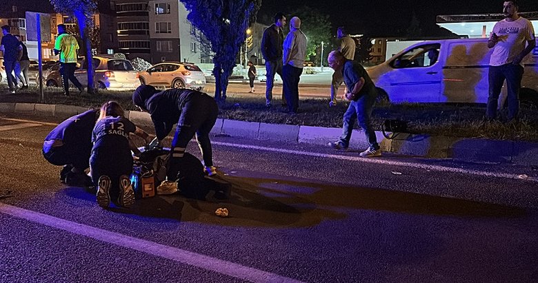 Eşiyle el ele tutuşup karşıya geçerken can verdi