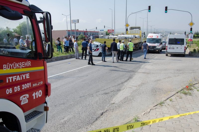Ankara’da otomobil tıra çarptı: 3 ölü