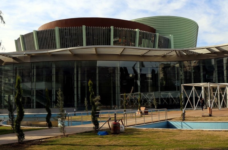 Izmir Yeni Tiyatro Sahnesine Kavustu