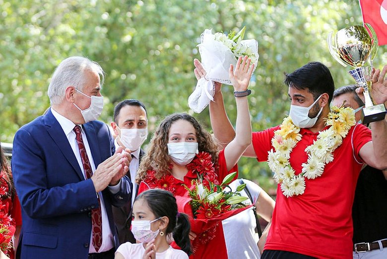 Denizli’nin altın kızları çiçeklerle karşılandı