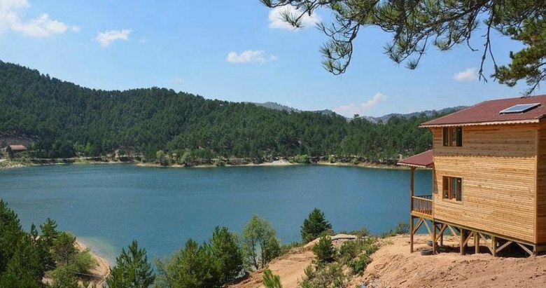 Tahtalı Göleti, mavi ve yeşilin buluştuğu manzarasıyla görenleri büyülüyor