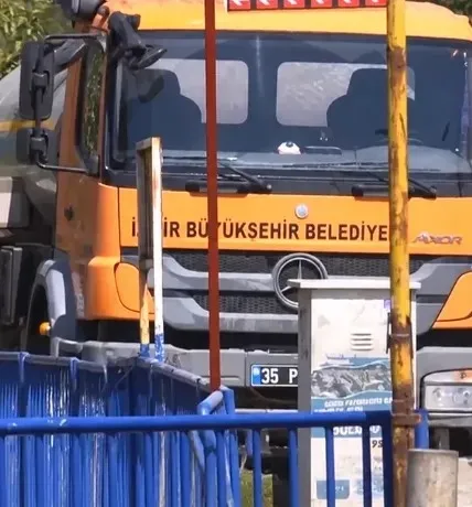 izmiri-goz-gore-gore-zehirlediler-kamerayi-gorunce-paniklediler-ciglide-simsiyah-atik-su-korfeze-akti-1787749707917.jpeg