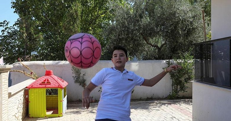 İzmir depreminin simge isimlerinden Günay, geçirdiği ameliyatların ardından futbol oynamaya başladı