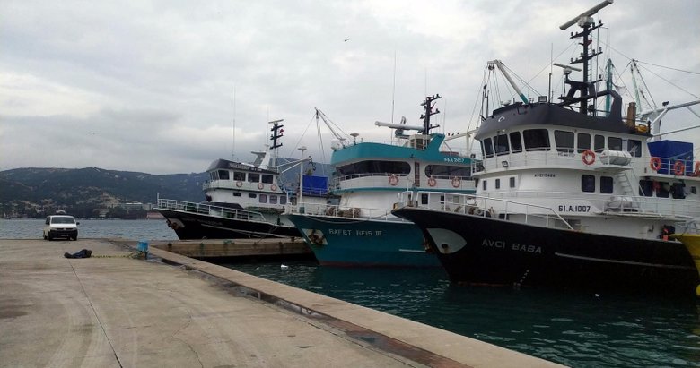 Ege’de hava şartları balıkçıları vurdu! Tekneler iskeleleri demirlendi