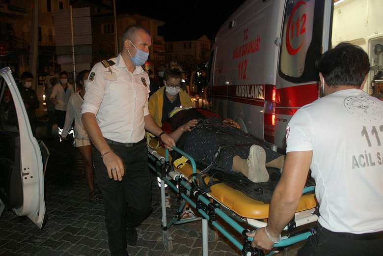 Yaralı taşıyan ambulans kamyonla çarpıştı!