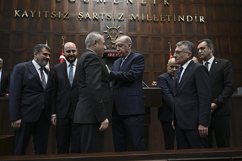 Rozetleri Başkan Erdoğan taktı: Partilerinden istifa eden 3 milletvekili AK Parti’ye katıldı!