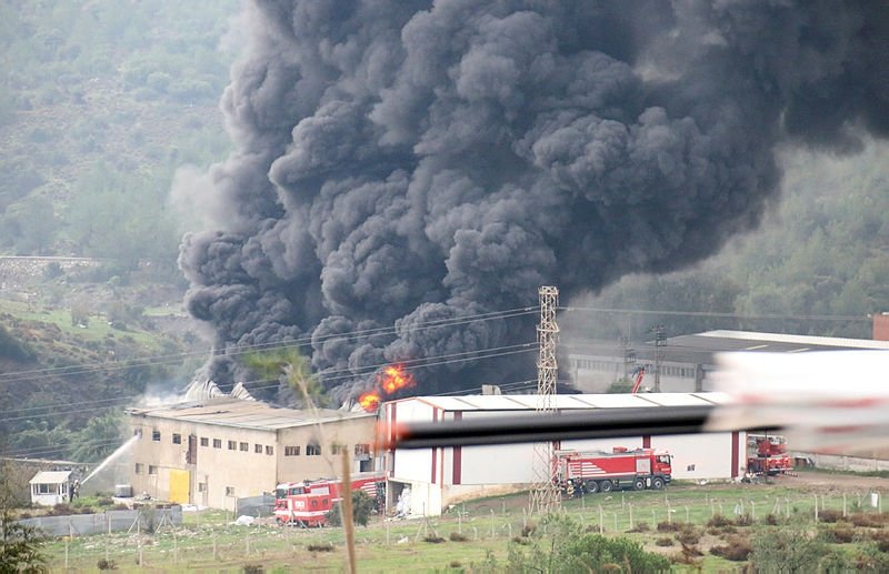 İzmir Bornova’da plastik geri dönüşüm deposunda çıkan yangın kontrol altına alındı