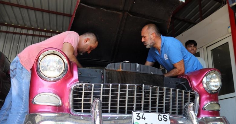 Toplayıp tamir ediyorlar milyonlarca liraya satıyorlar! İzmirli kardeşler hurda araçlara hayat veriyor